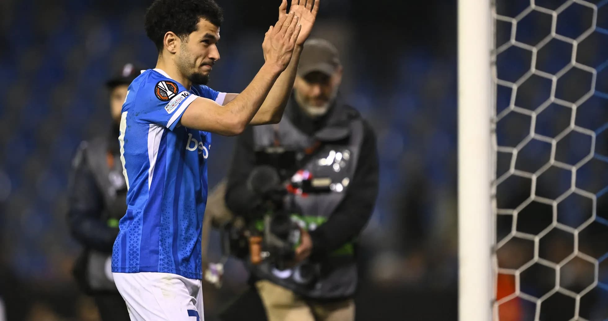 Jugador aplaudiendo tras el partido en el estadio