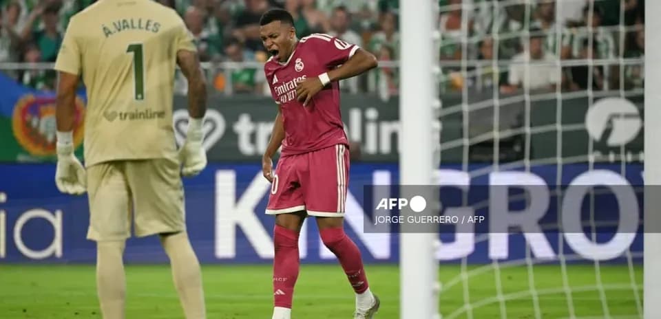 Jugador de Real Madrid se duele en el campo