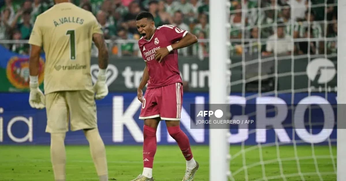 Jugador de Real Madrid se duele en el campo