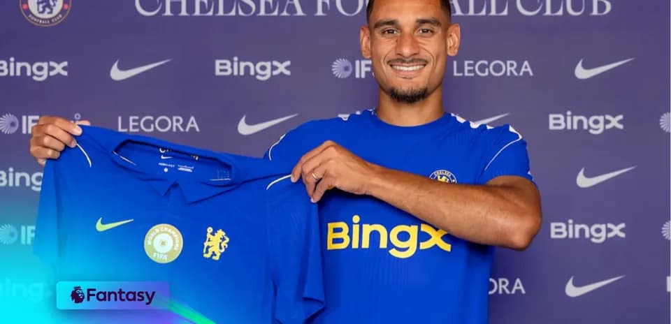 Jugador sosteniendo camiseta de Chelsea en presentación