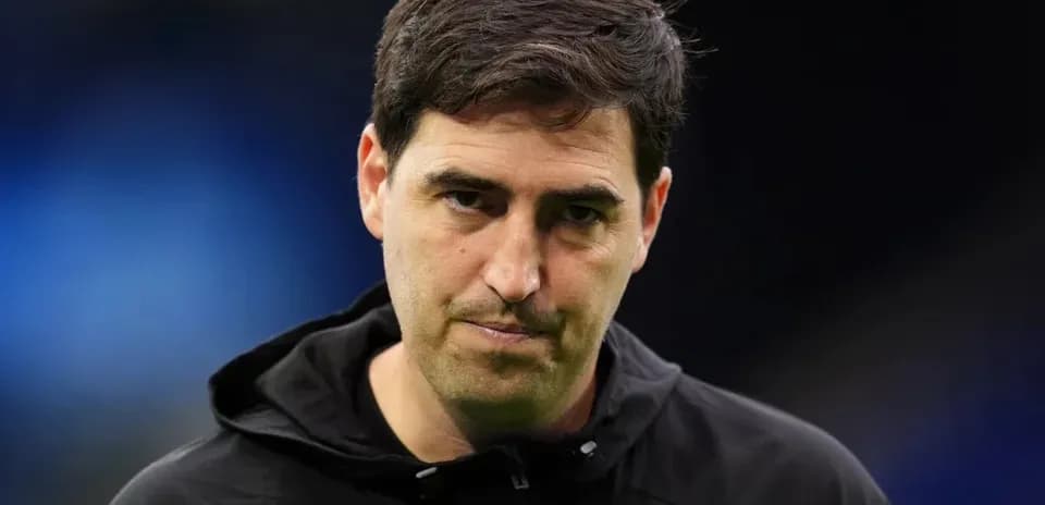 Entrenador en el campo durante un partido