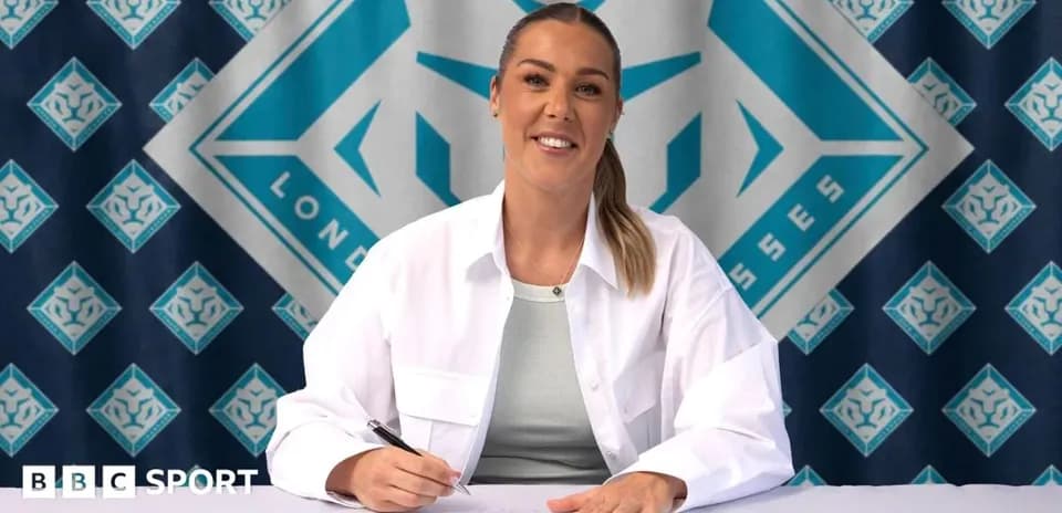 Jugadora firmando contrato en conferencia de prensa