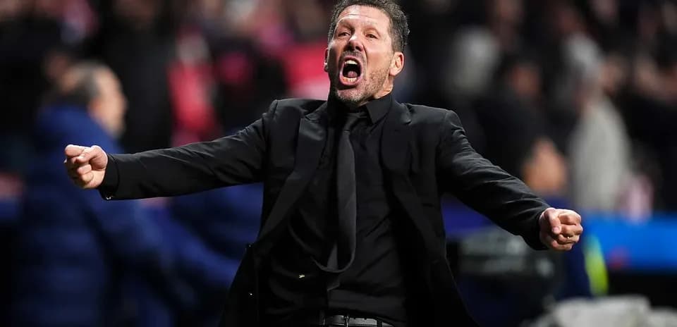 Entrenador celebrando con entusiasmo en el banquillo