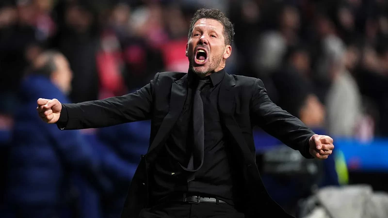 Entrenador celebrando con entusiasmo en el banquillo