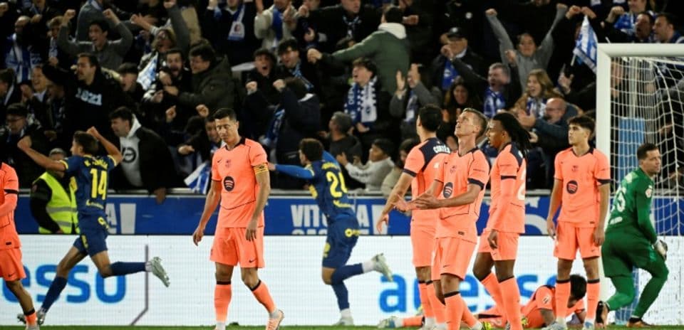 Jugadores de fútbol en acción y aficionados animando