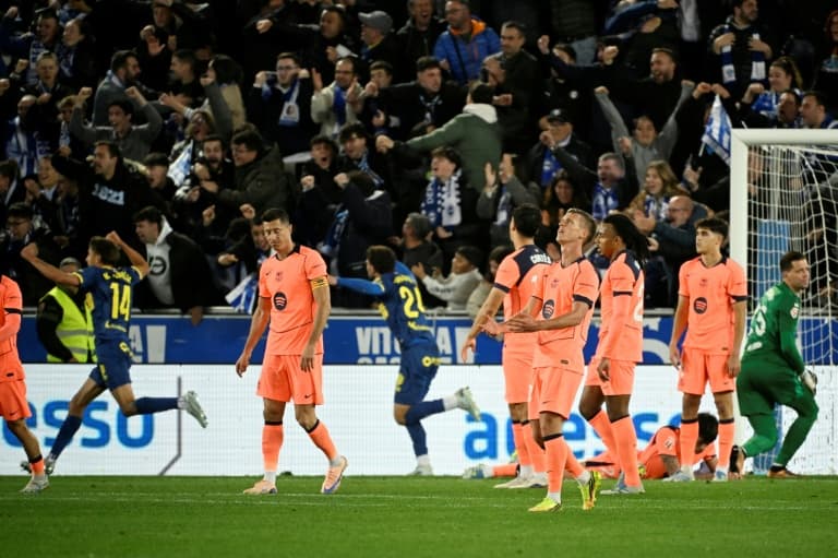 Jugadores de fútbol en acción y aficionados animando