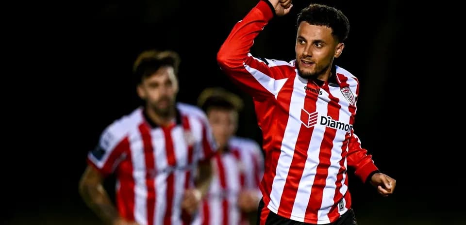 Jugador celebrando un gol en un partido de fútbol