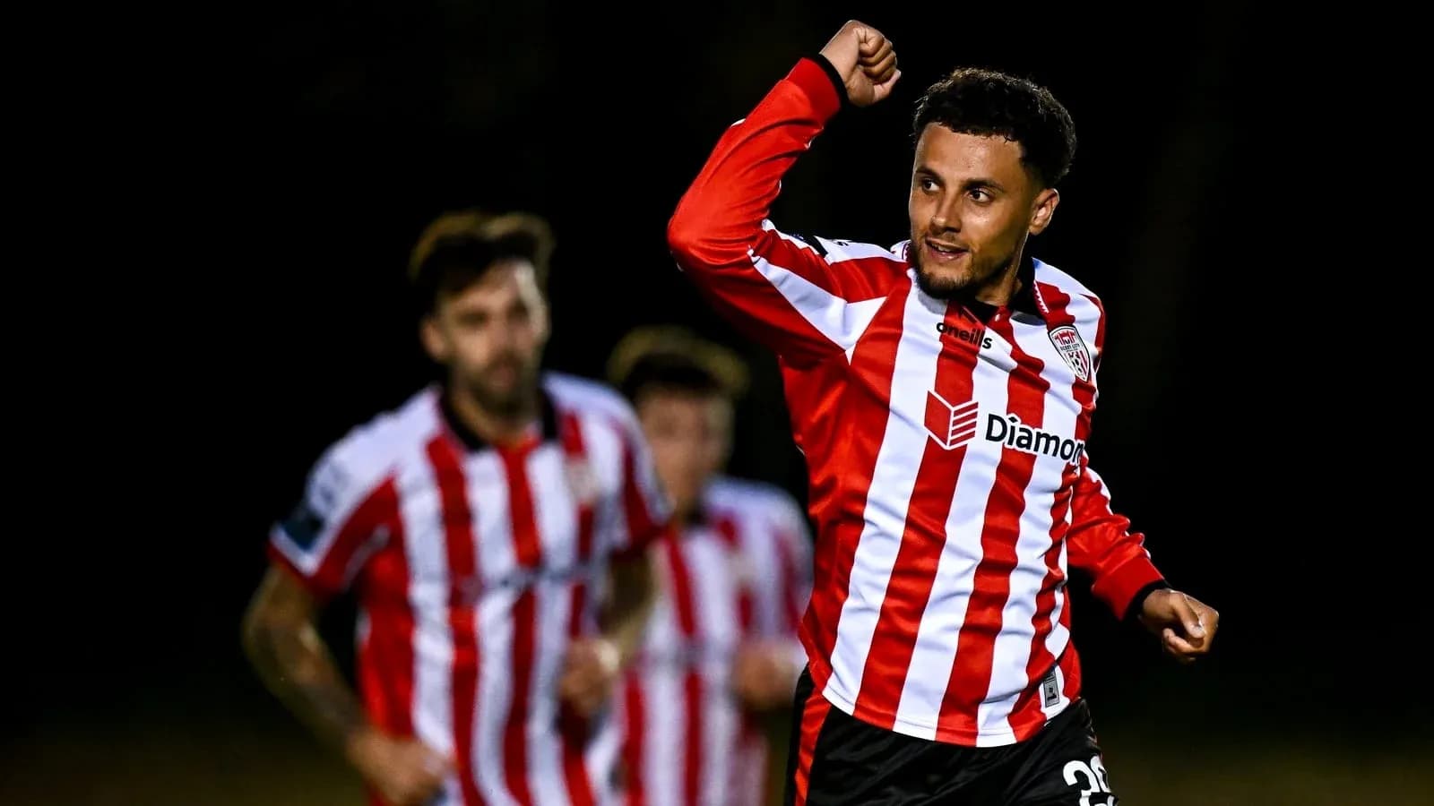 Jugador celebrando un gol en un partido de fútbol