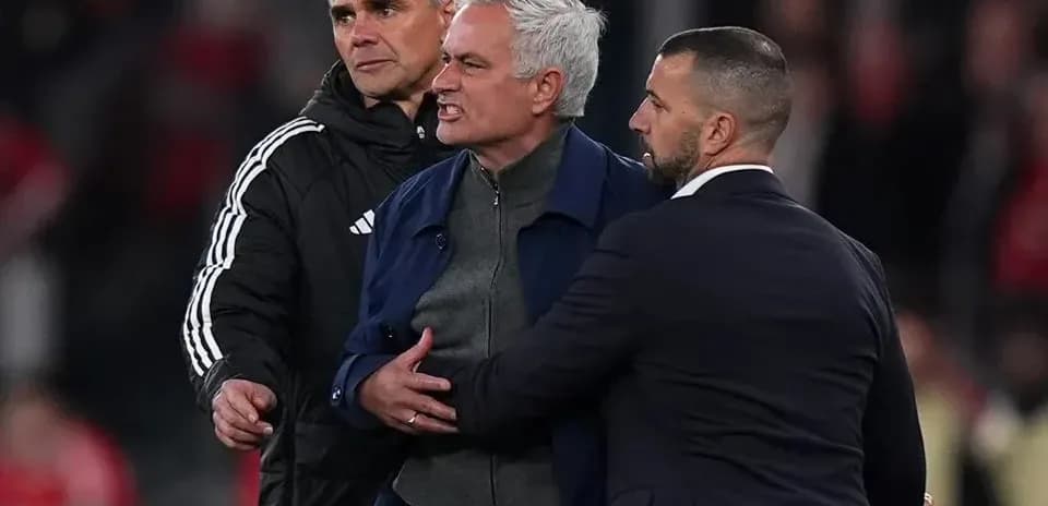 José Mourinho siendo contenido por asistentes en partido