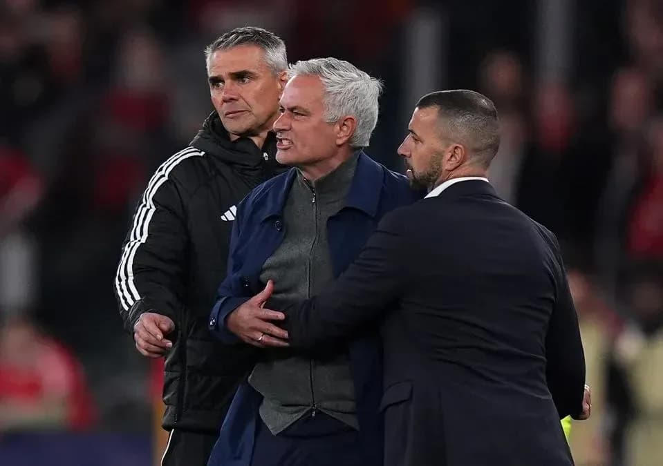 José Mourinho siendo contenido por asistentes en partido