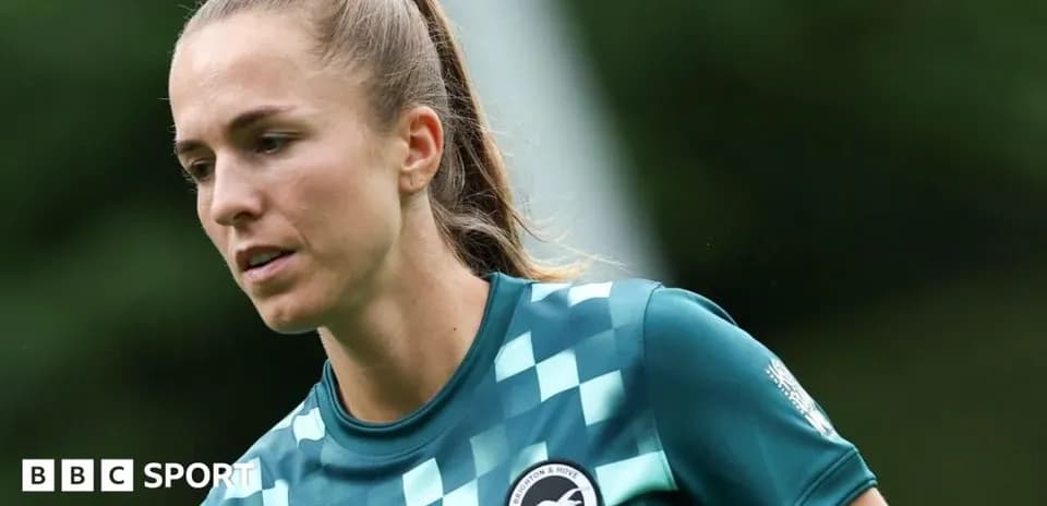 Portera entrenando con uniforme de Brighton & Hove Albion