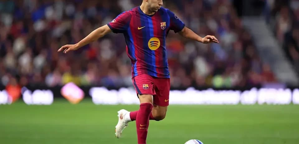 Jugador del FC Barcelona golpeando un balón en el campo