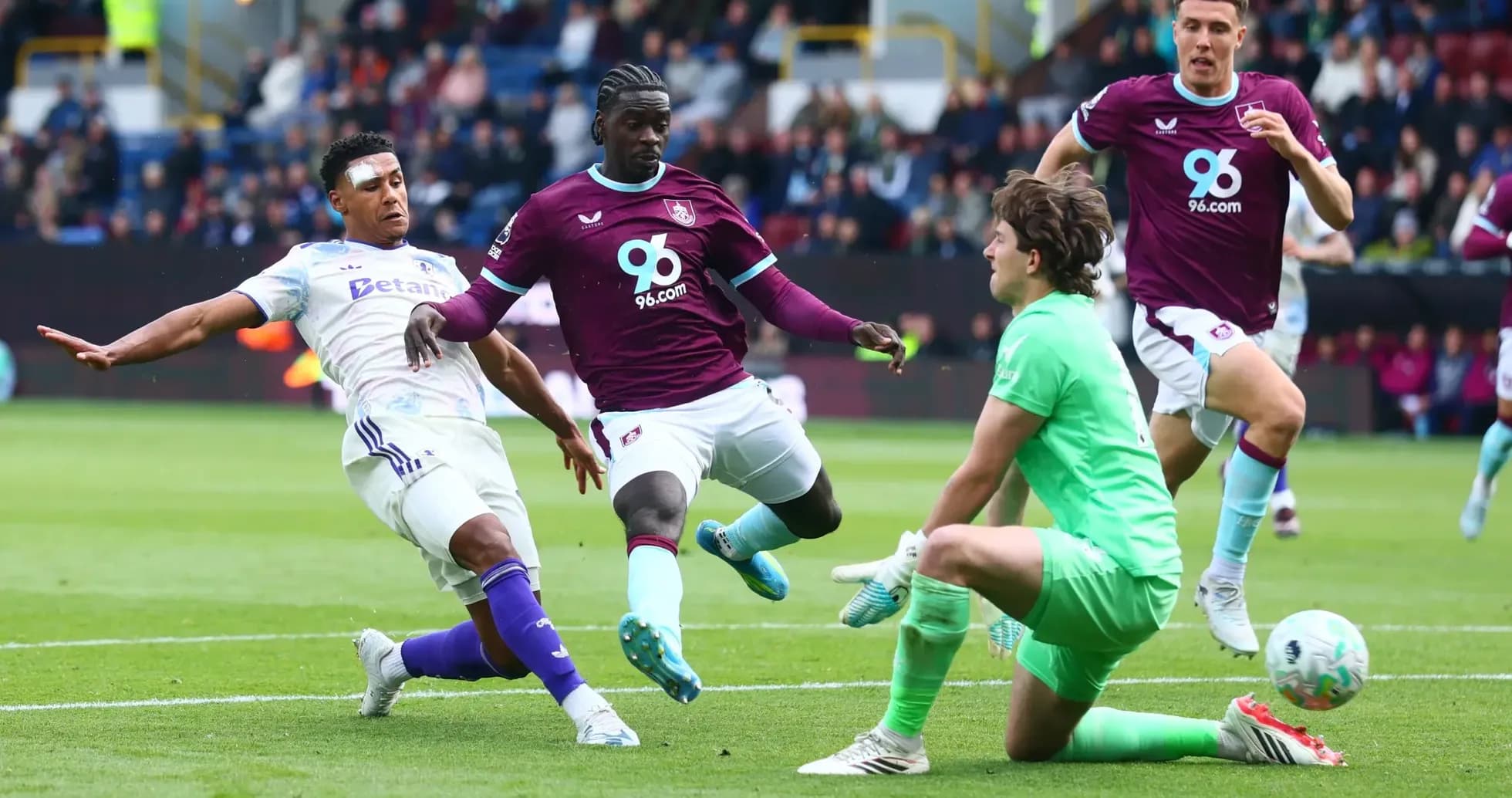 Jugador de Burnley interceptando el balón