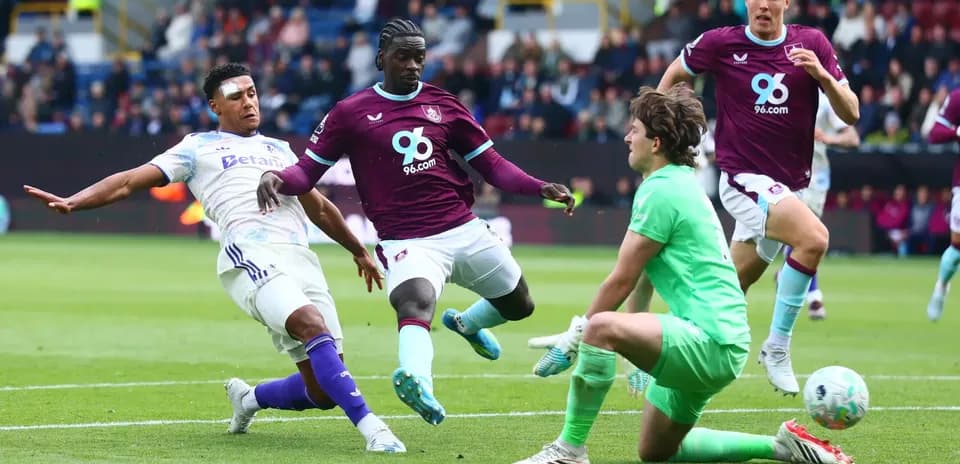 Jugador de Burnley interceptando el balón