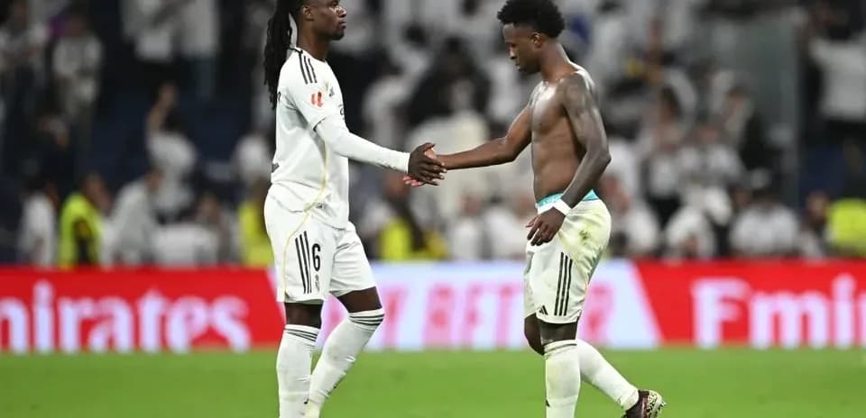 Jugadores de Real Madrid se saludan tras el partido