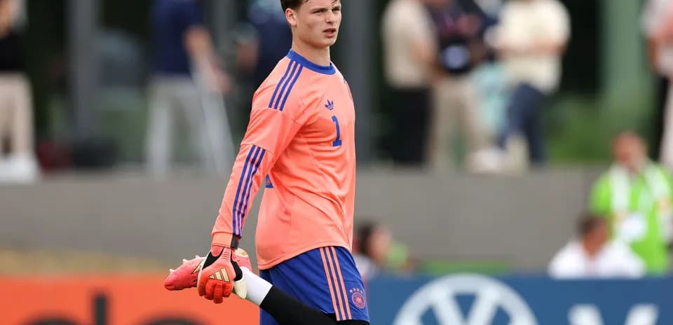 Portero estirándose antes del entrenamiento con Alemania