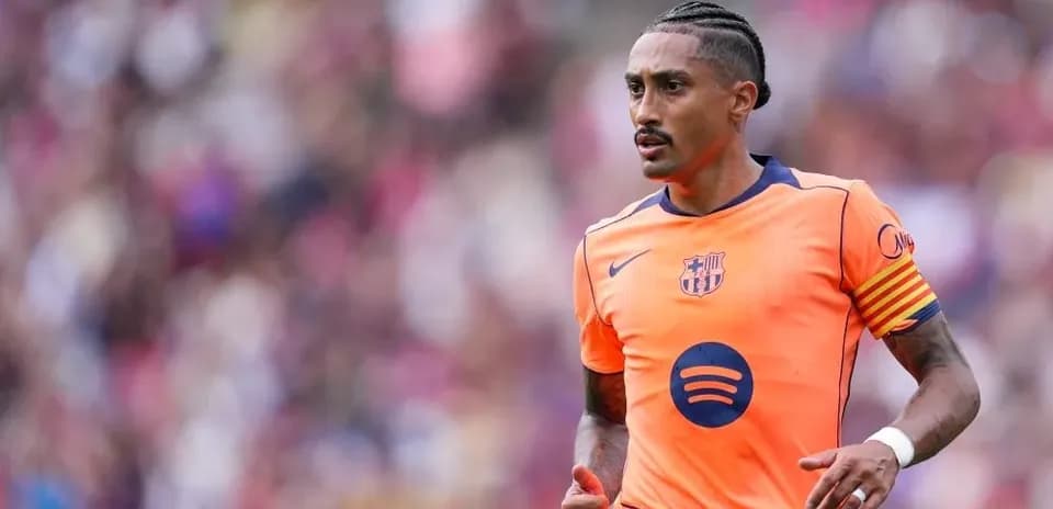 Jugador de Barcelona con uniforme naranja durante el partido