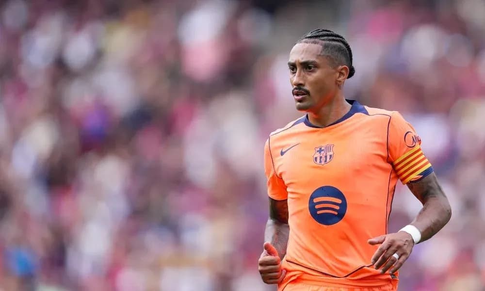 Jugador de Barcelona con uniforme naranja durante el partido