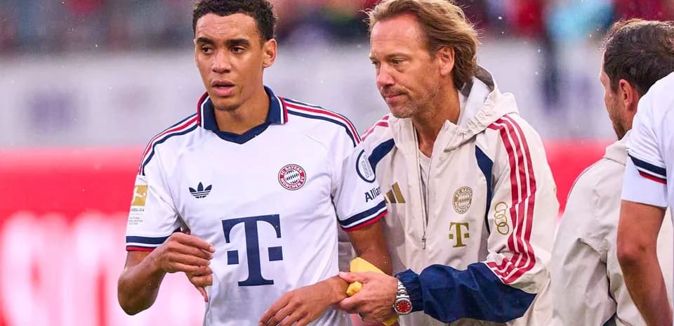 Jugador de Bayern Munich siendo asistido por el entrenador
