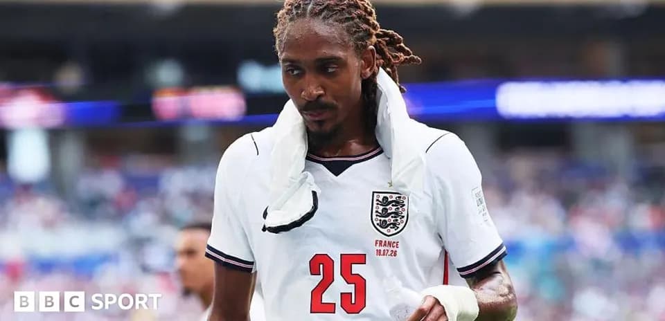 Jugador de Inglaterra saliendo del campo durante partido
