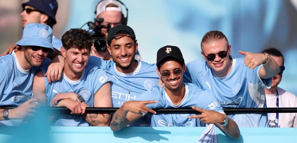 Grupo de aficionados de Manchester City celebrando juntos