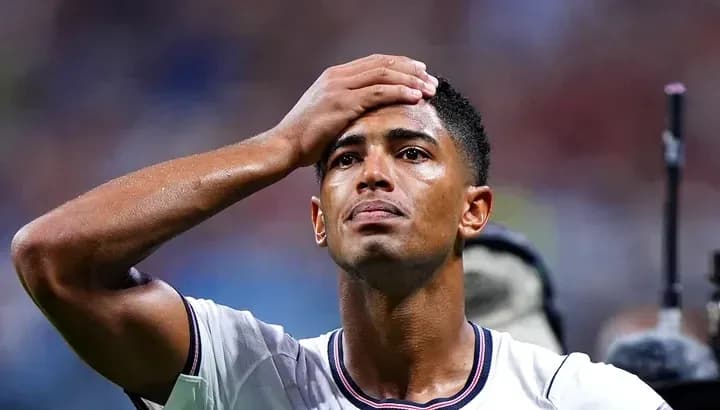 Jugador tocándose la frente durante el partido