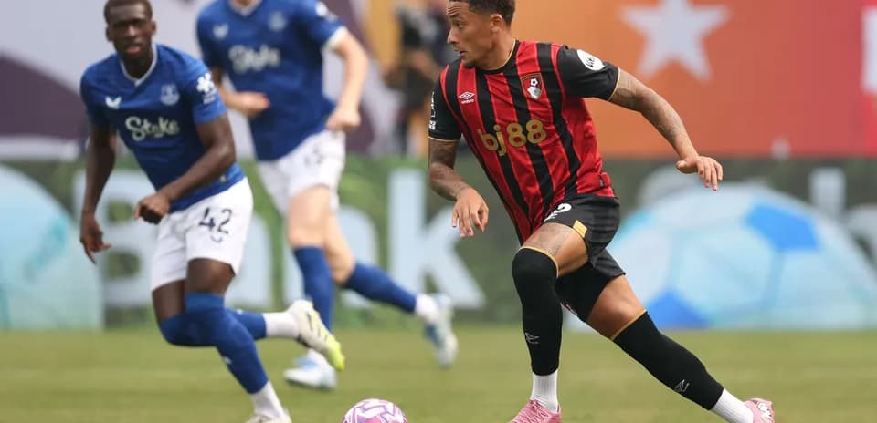 Jugador de Bournemouth driblando durante el partido