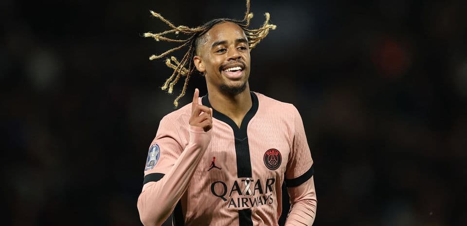 Luis Campos afirma que la ventana de transferencias del PSG sigue abierta mientras se negocia por Barcola y Mbaye con interés del Liverpool