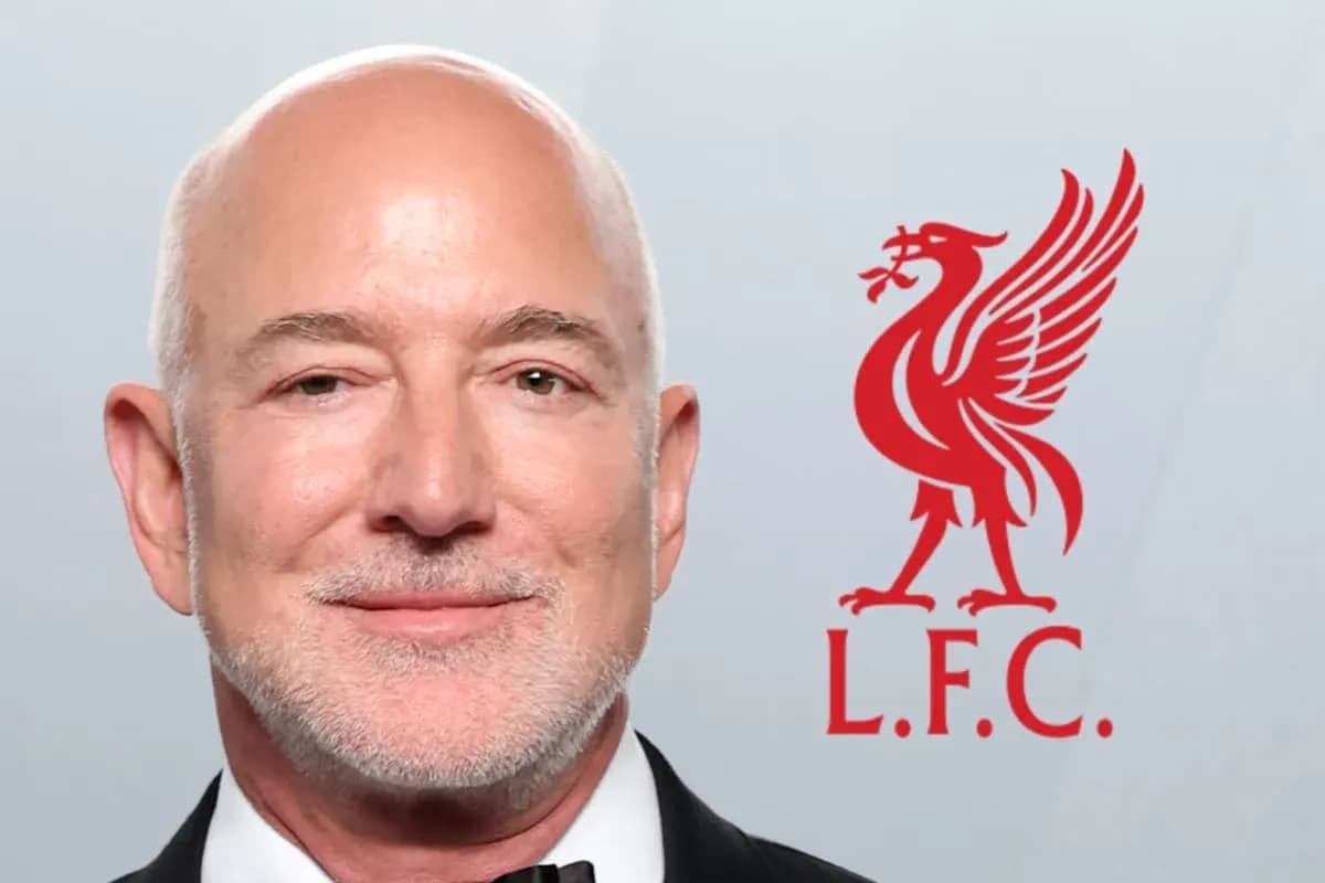 Hombre sonriente con logo de Liverpool FC de fondo Hombre sonriente con logo de Liverpool FC de fondo