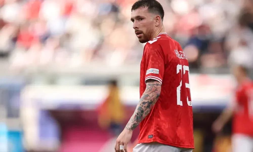 Jugador con camiseta roja en el campo de fútbol Jugador con camiseta roja en el campo de fútbol