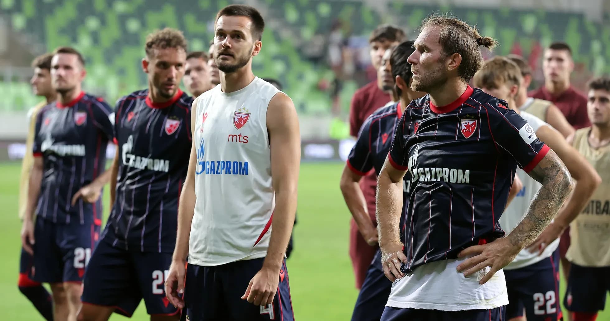 Jugadores de FK Crvena Zvezda en el campo Jugadores de FK Crvena Zvezda en el campo