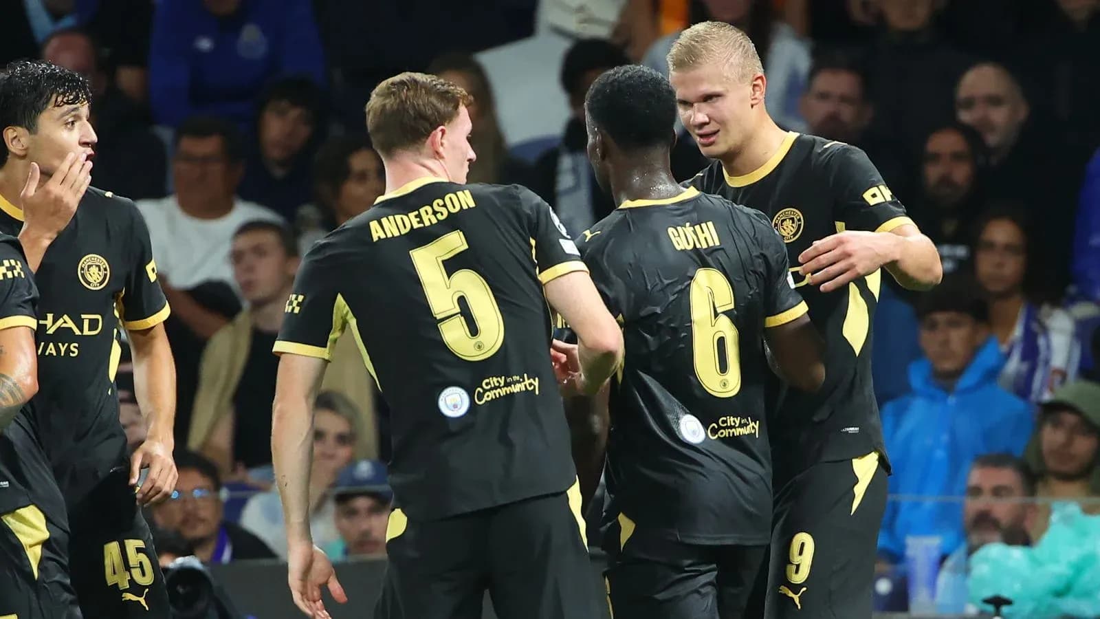 Jugadores de Manchester City celebrando un gol Jugadores de Manchester City celebrando un gol