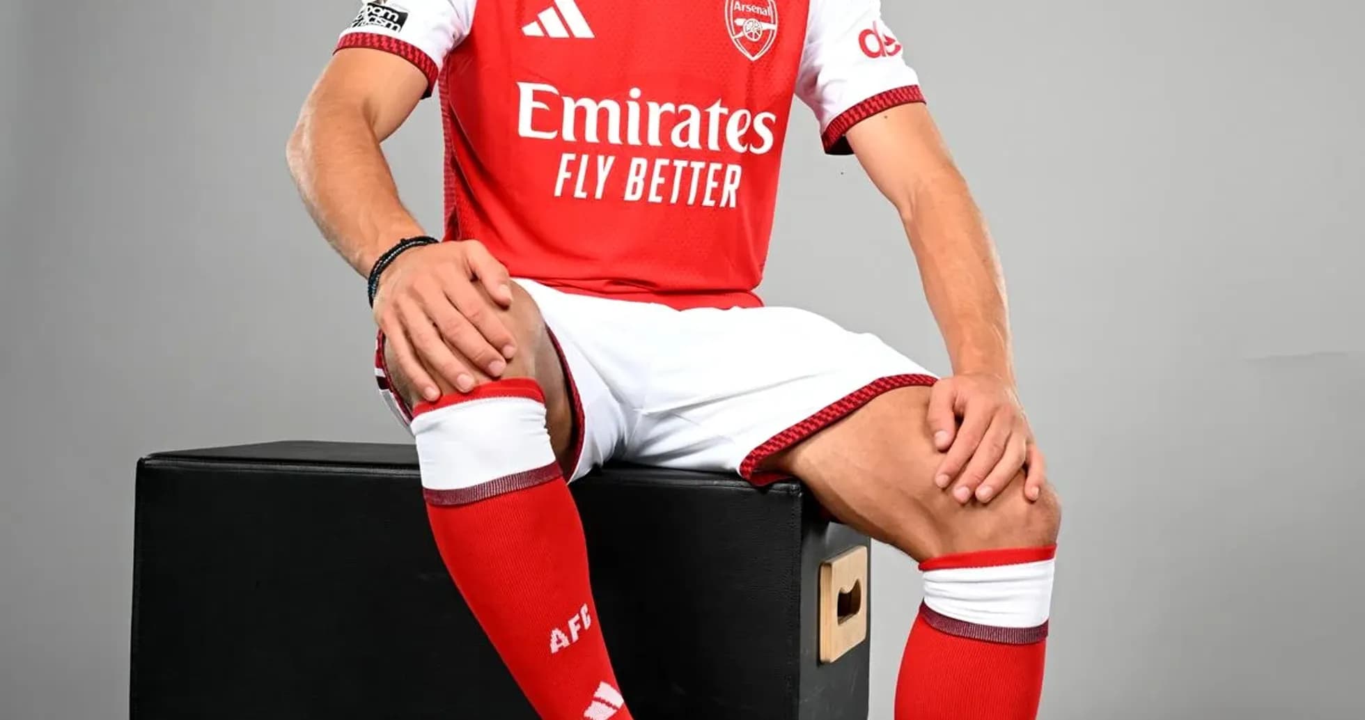 Jugador de Arsenal posando con balón de fútbol Jugador de Arsenal posando con balón de fútbol