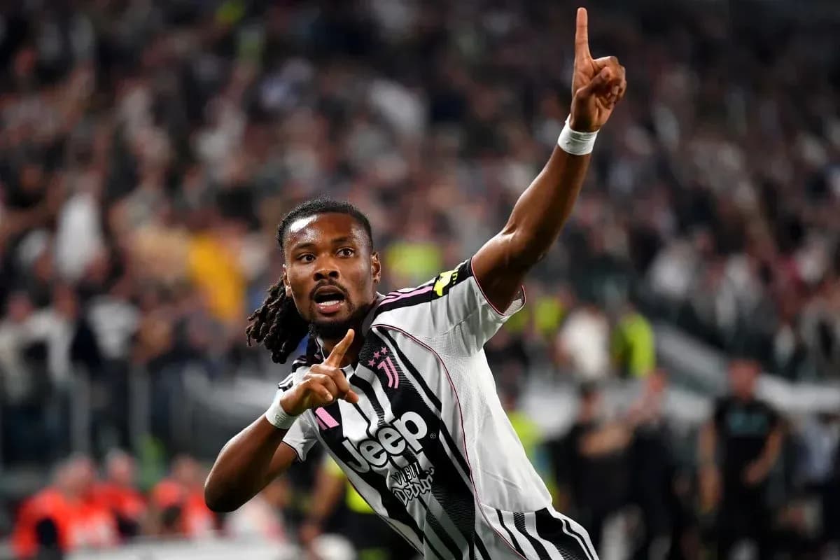 Jugador de Juventus celebra un gol en el estadio Jugador de Juventus celebra un gol en el estadio