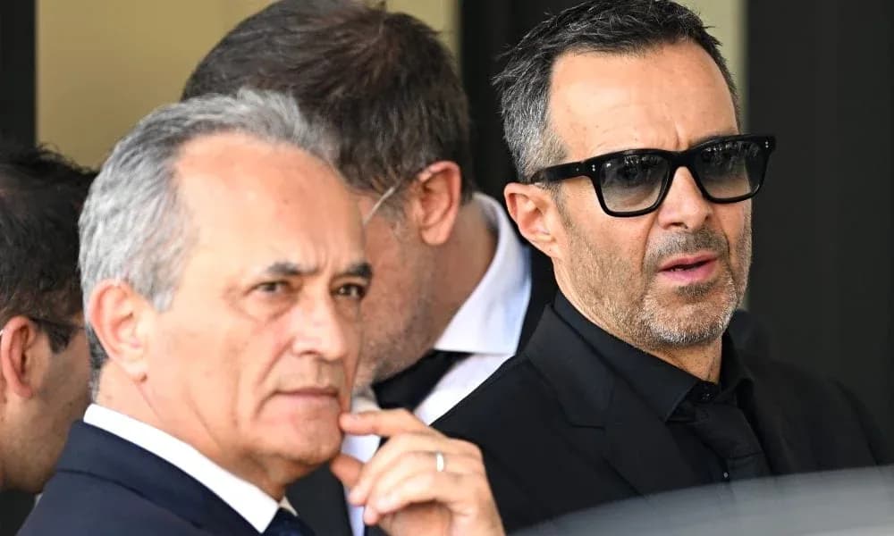 Dos hombres en trajes oscuros en un evento Dos hombres en trajes oscuros en un evento