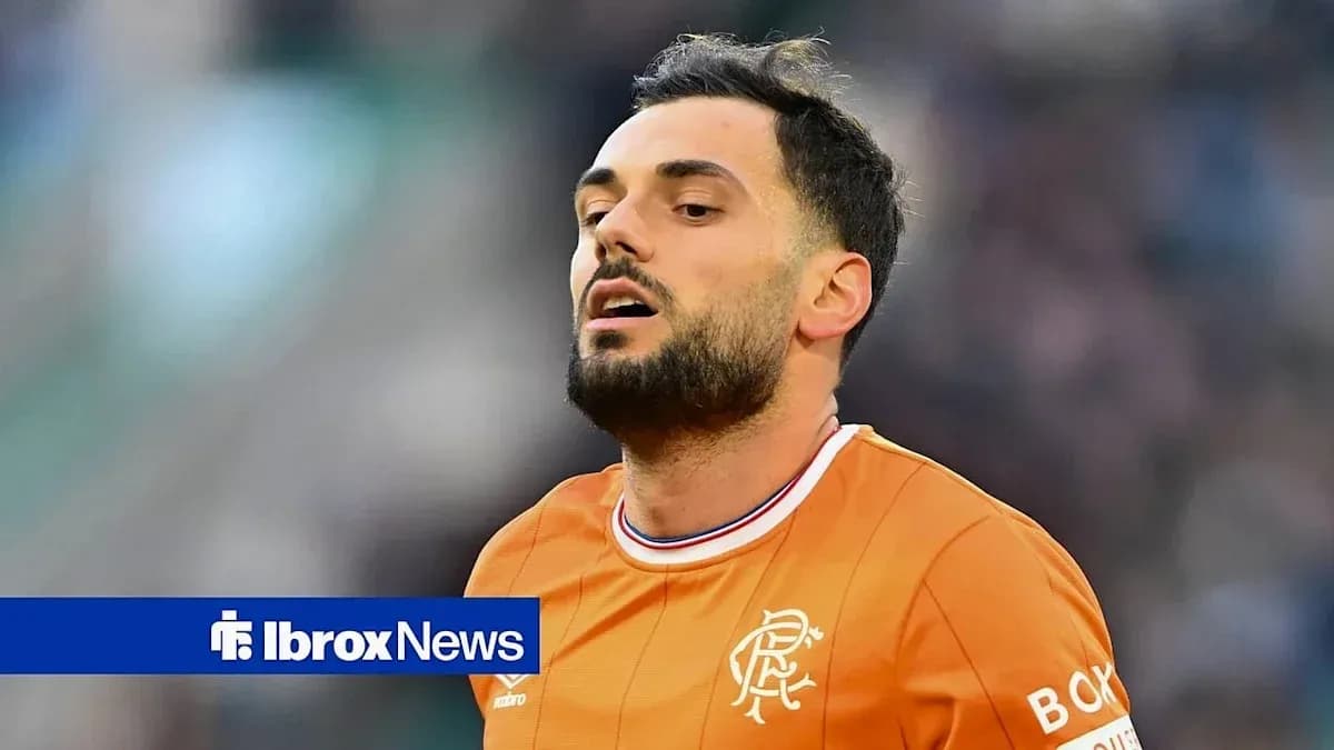 Jugador de Rangers con camiseta naranja en el campo Jugador de Rangers con camiseta naranja en el campo