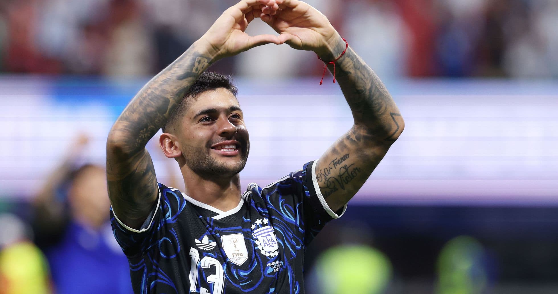 Jugador de Argentina haciendo un gesto de corazón Jugador de Argentina haciendo un gesto de corazón