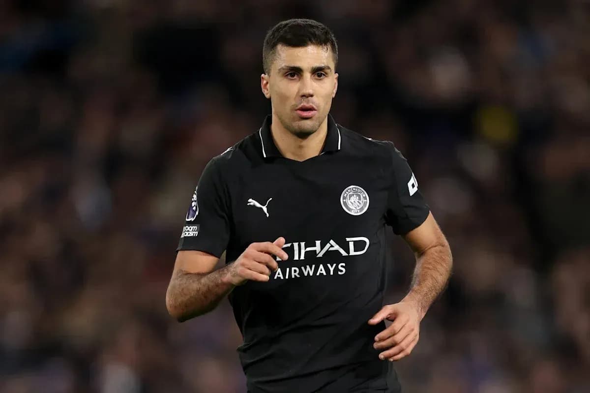 Jugador de Manchester City corriendo en el campo Jugador de Manchester City corriendo en el campo