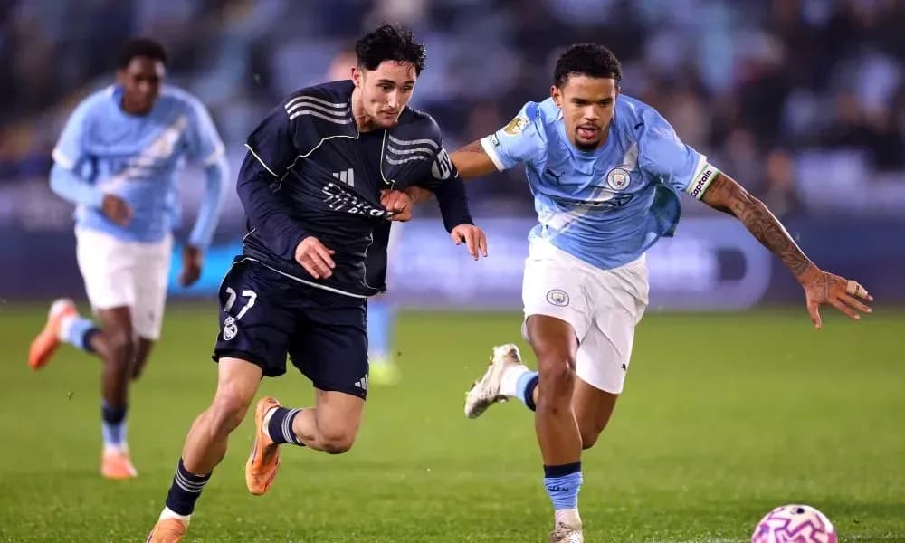 Jugador de Real Madrid corriendo con balón frente a Manchester City Jugador de Real Madrid corriendo con balón frente a Manchester City