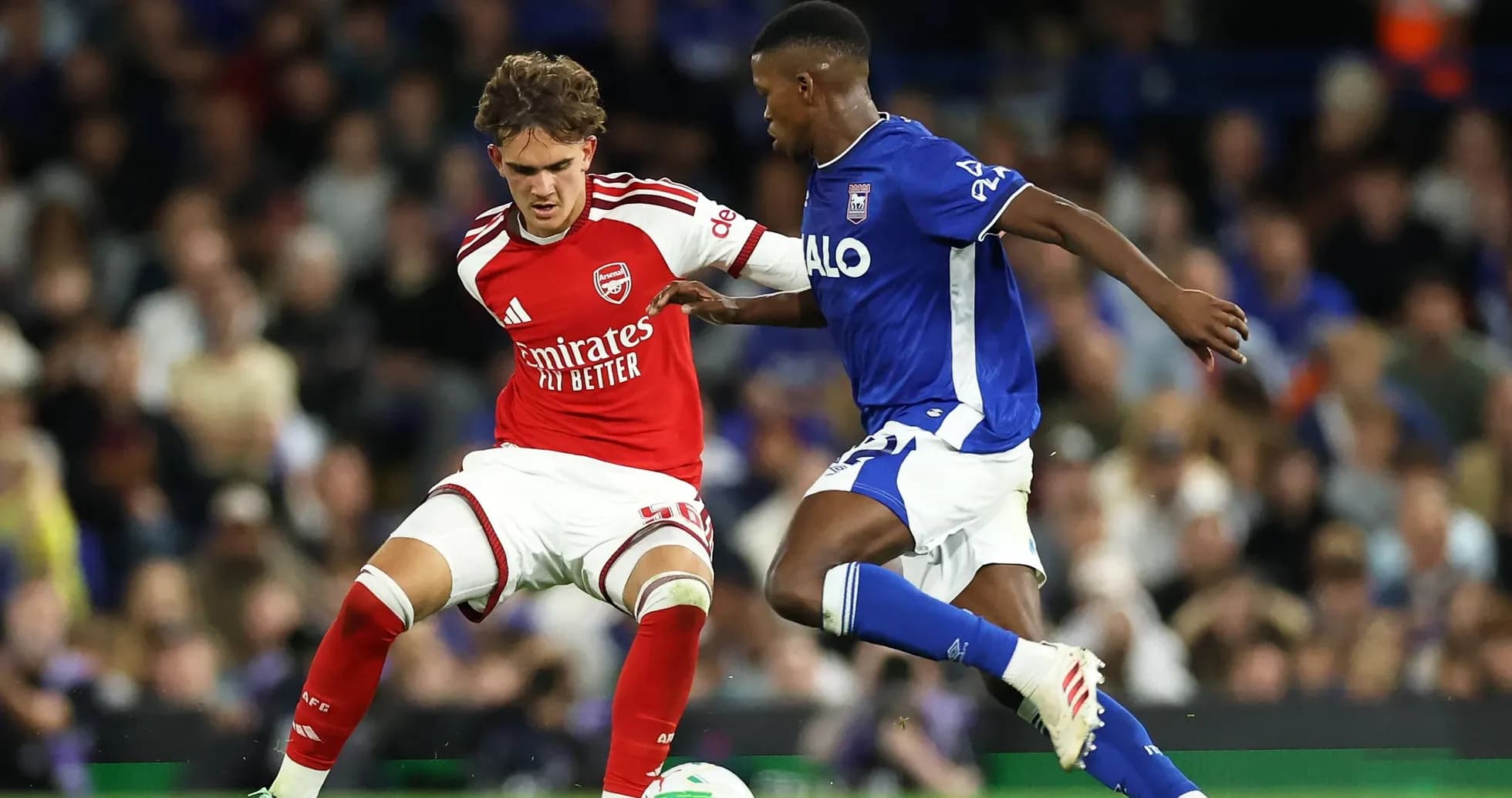 Jugador de Arsenal y jugador de Ipswich luchando por el balón Jugador de Arsenal y jugador de Ipswich luchando por el balón