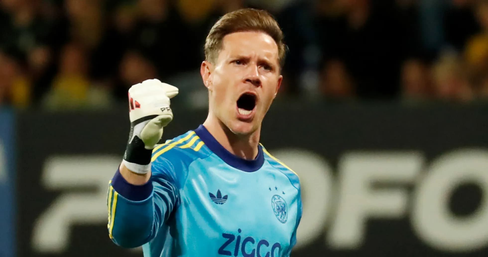 Portero de pie gritando con guantes en partido Portero de pie gritando con guantes en partido