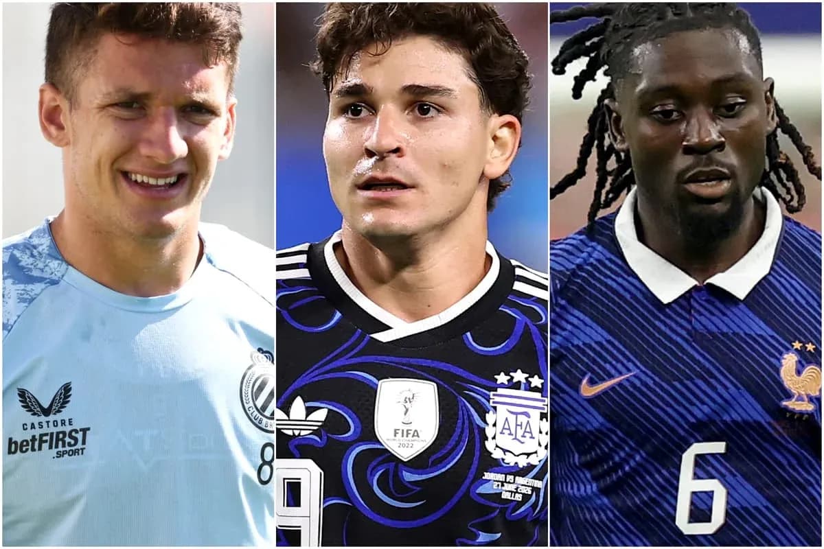 Tres jugadores de fútbol en diferentes uniformes Tres jugadores de fútbol en diferentes uniformes