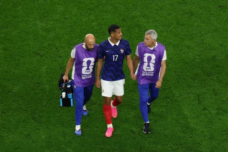 Jugador de Francia siendo atendido por el personal médico Jugador de Francia siendo atendido por el personal médico
