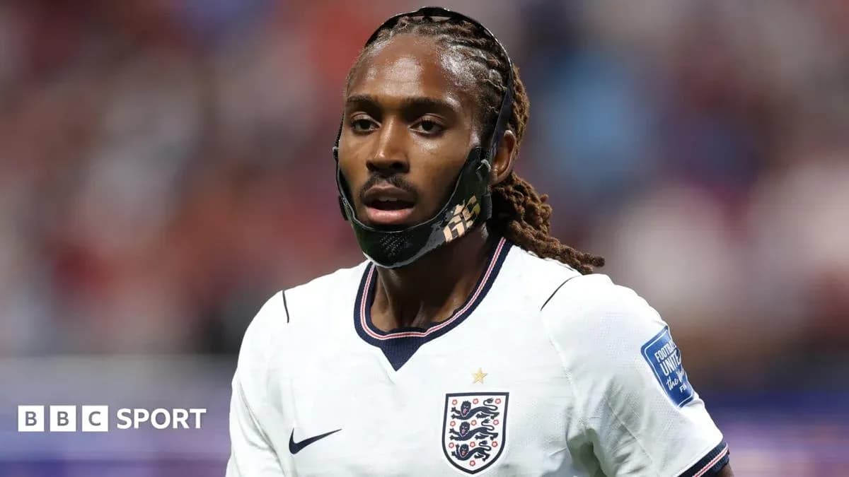Jugador de Inglaterra con máscara en el campo Jugador de Inglaterra con máscara en el campo