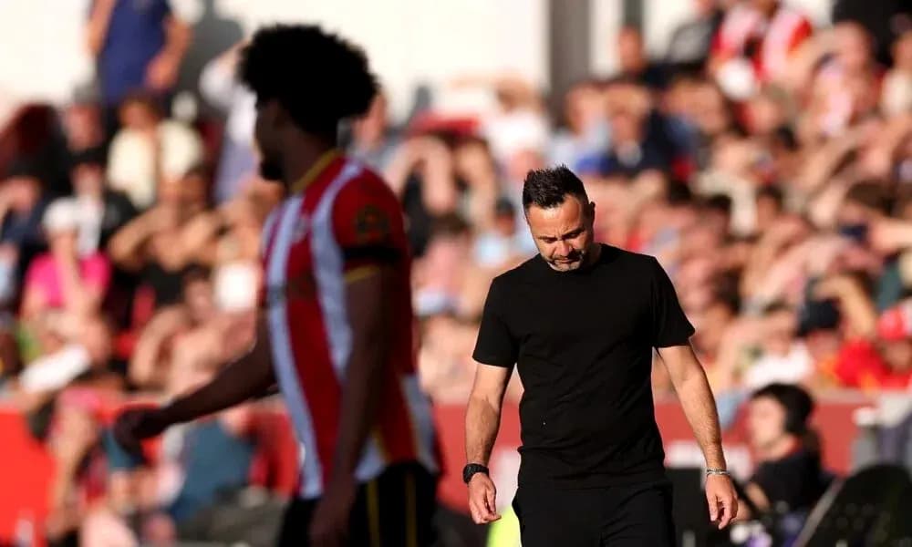 Entrenador caminando mientras jugador pasa junto a él Entrenador caminando mientras jugador pasa junto a él