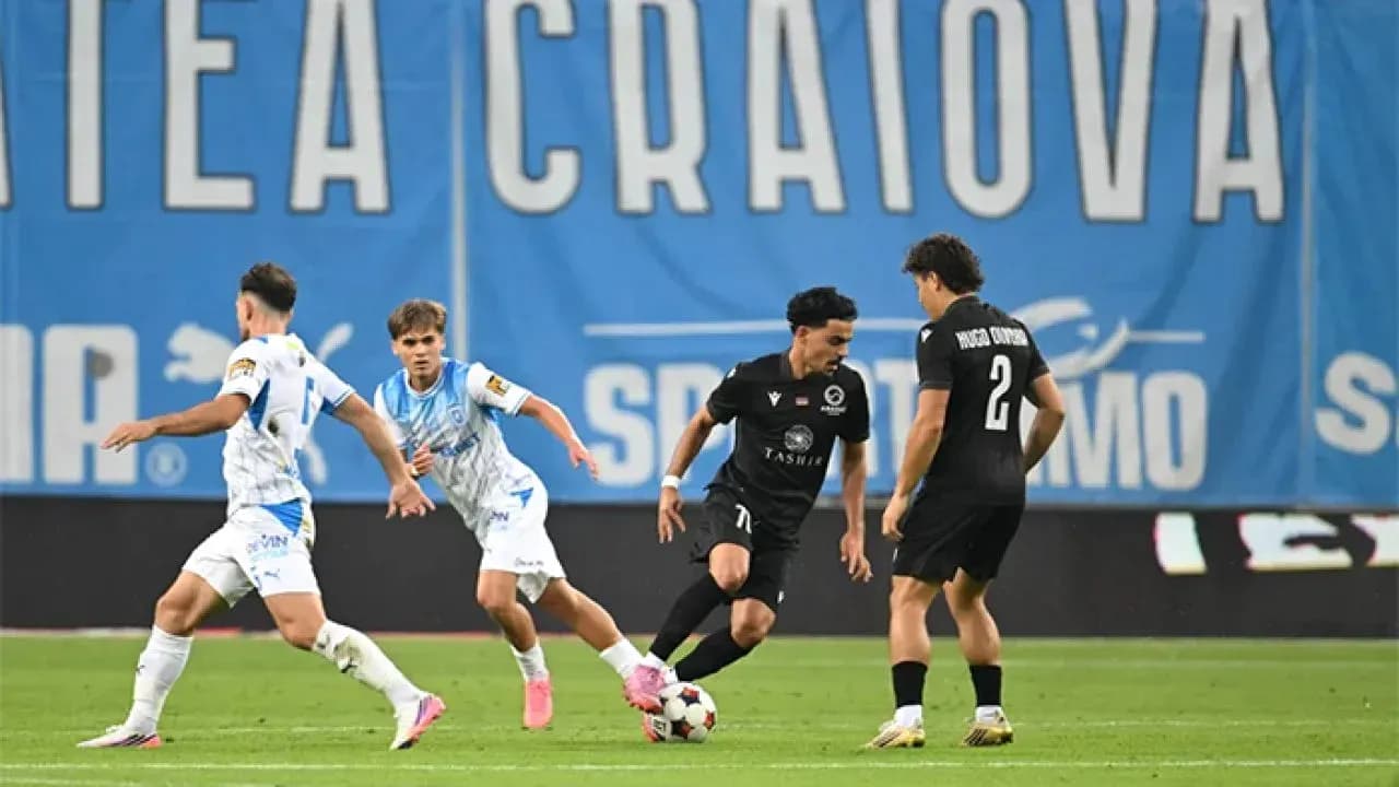 Jugadores de Ararat-Armenia y Craiova en acción Jugadores de Ararat-Armenia y Craiova en acción