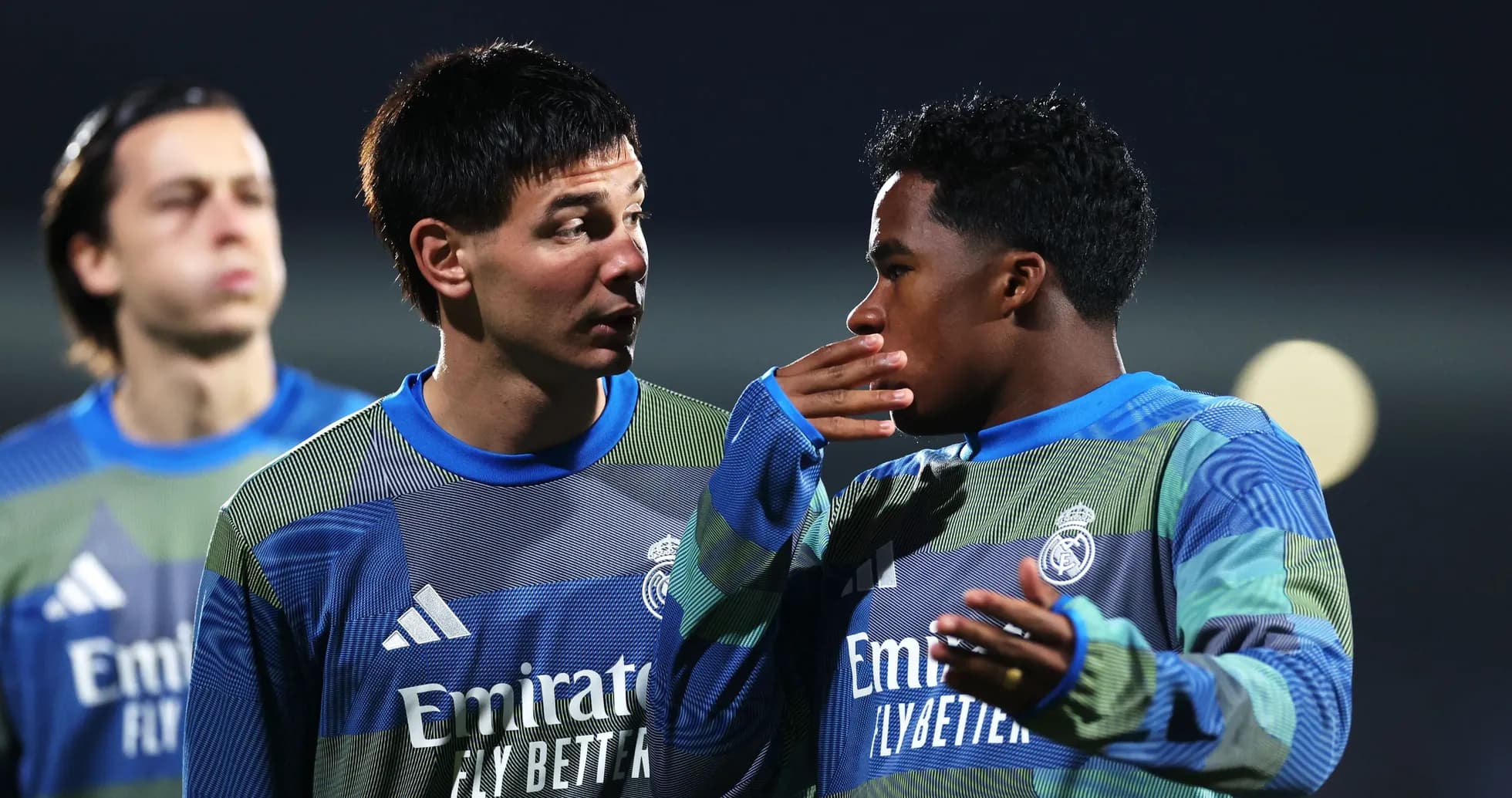 Dos jugadores conversando durante el calentamiento Dos jugadores conversando durante el calentamiento
