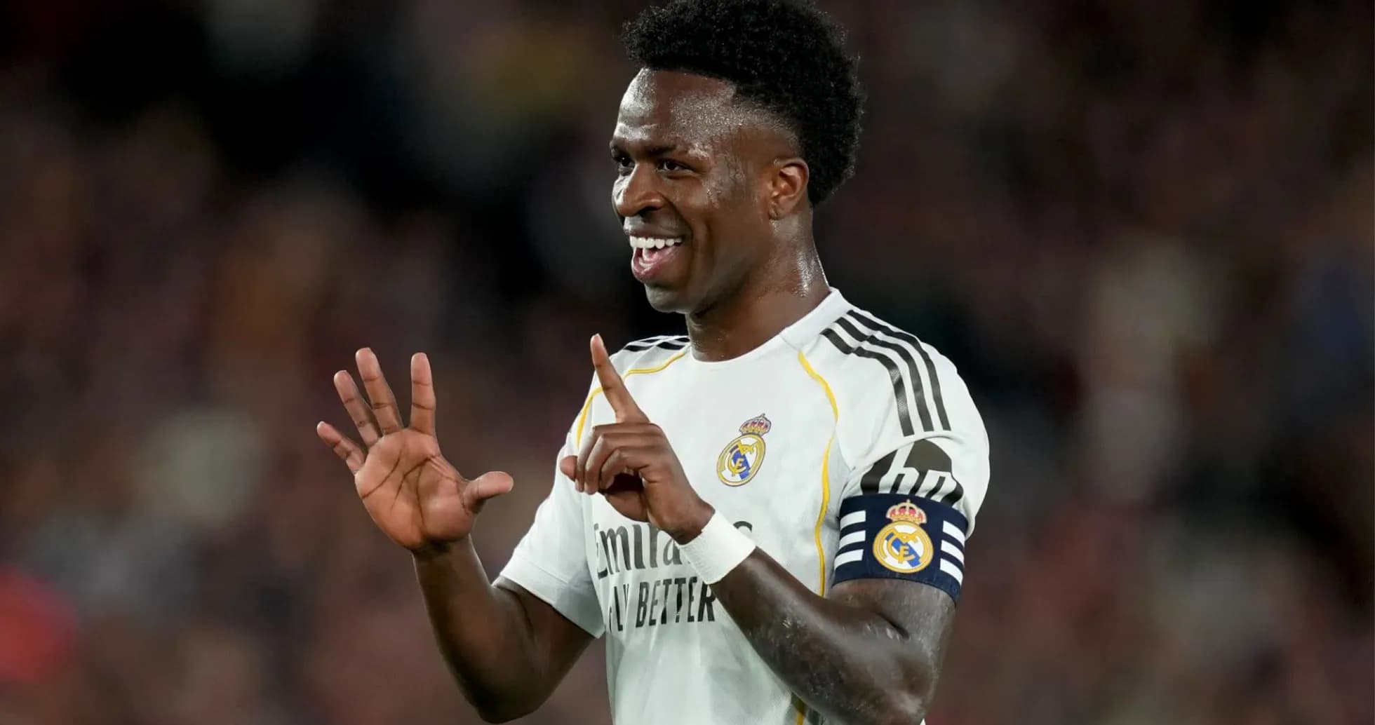 Vinícius Jr. mostrando los dedos durante el partido Vinícius Jr. mostrando los dedos durante el partido