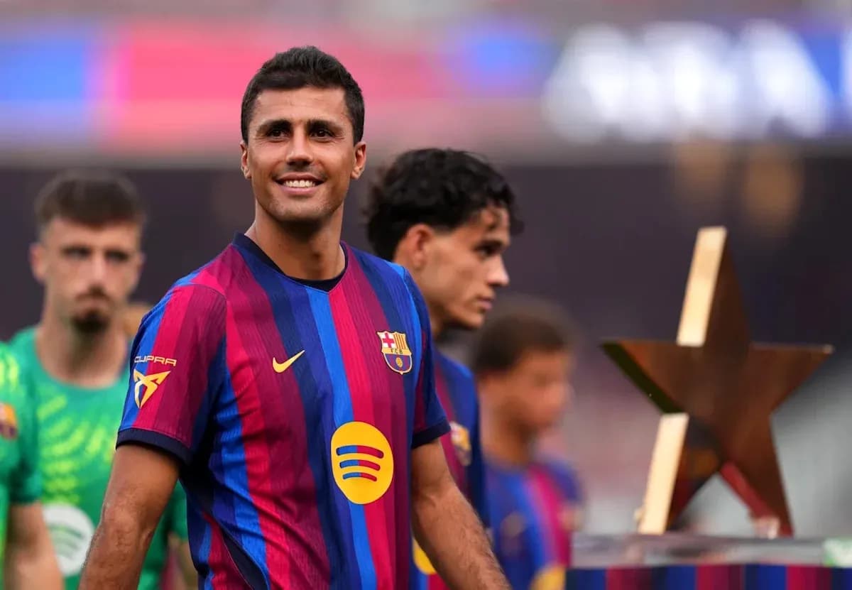 Jugador de Barcelona sonriente en ceremonia previa al partido Jugador de Barcelona sonriente en ceremonia previa al partido