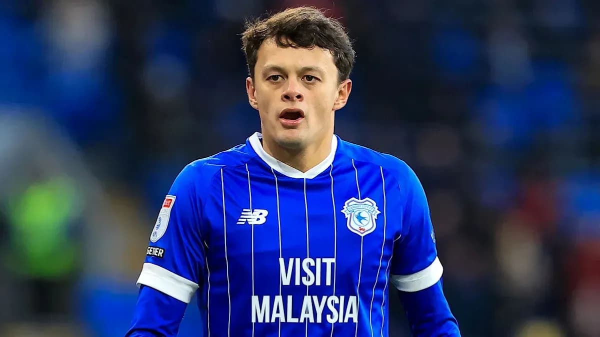 Jugador de Cardiff City en uniforme azul durante partido Jugador de Cardiff City en uniforme azul durante partido